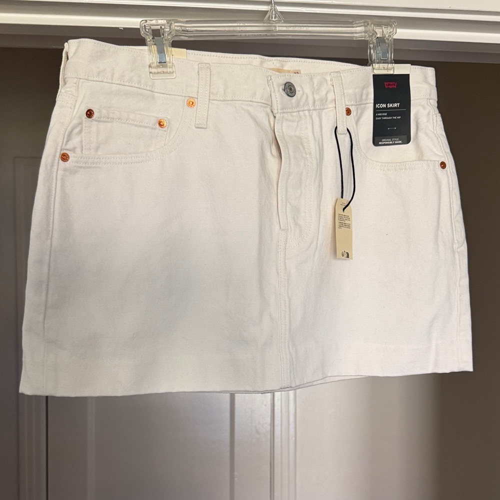 Levi's Women's Cream Denim Mini Skirt. 32.